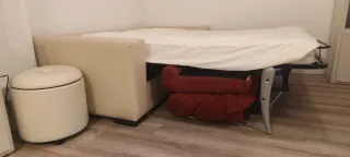 Sofá cama piel y tela antimanchas beige/rojo.