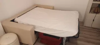 Sofá cama piel y tela antimanchas beige/rojo.