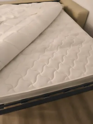 Sofá cama piel y tela antimanchas beige/rojo.