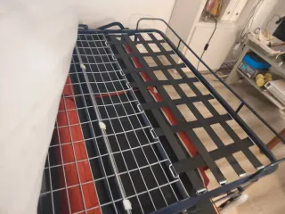 Sofá cama piel y tela antimanchas beige/rojo.