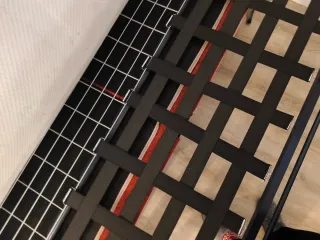 Sofá cama piel y tela antimanchas beige/rojo.