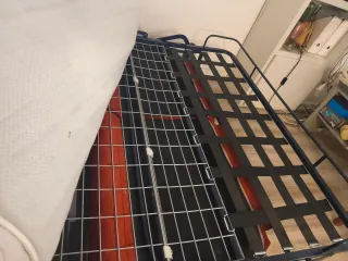 Sofá cama piel y tela antimanchas beige/rojo.