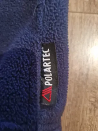 Chaqueta polar azul con cremallera