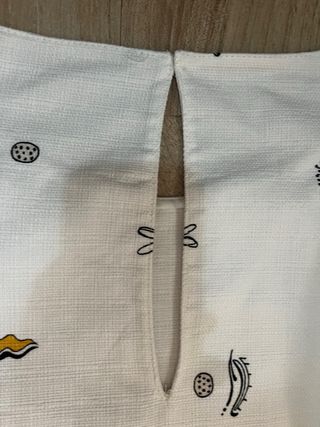 Conjunto blanco con estampado figuras de colores