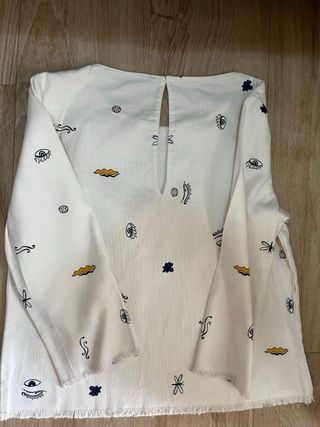 Conjunto blanco con estampado figuras de colores