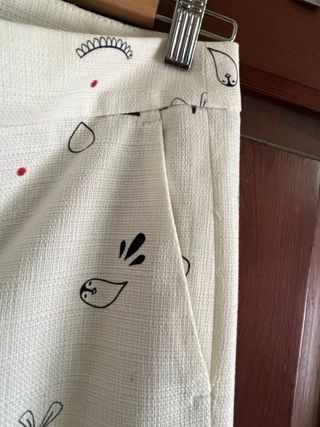 Conjunto blanco con estampado figuras de colores