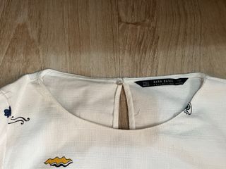 Conjunto blanco con estampado figuras de colores