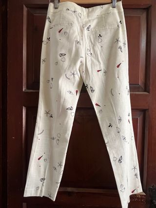 Conjunto blanco con estampado figuras de colores