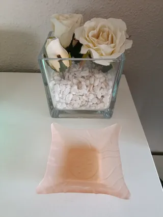 Jarrón de cristal con piedras blancas y tres Rosas