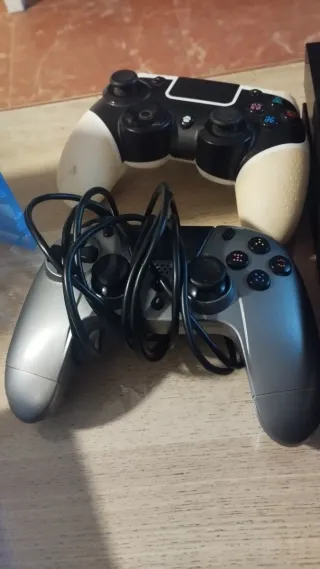 PS4 500Gb+2 mandos+ juegos