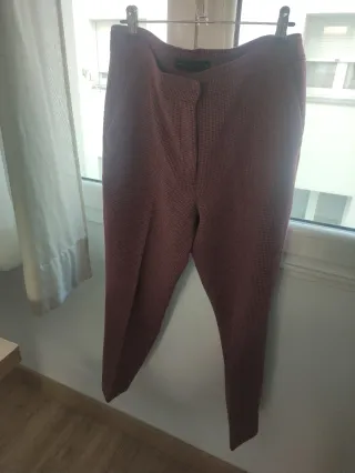 Pantalón Purificación García es más bien granate