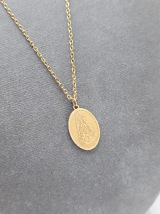 Colgante ovalado acero dorado Virgen