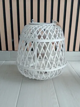 Portavelas decorativo de mimbre y cristal