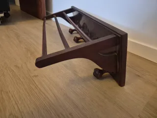 Perchero de madera antiguo con adornos