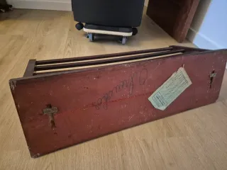 Perchero de madera antiguo con adornos