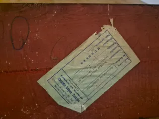 Perchero de madera antiguo con adornos