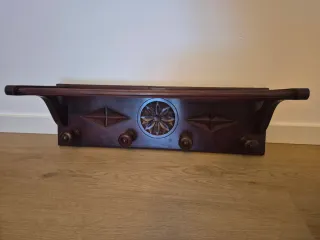 Perchero de madera antiguo con adornos