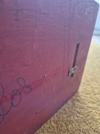 Perchero de madera antiguo con adornos