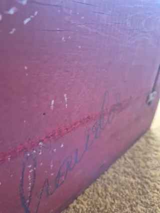 Perchero de madera antiguo con adornos