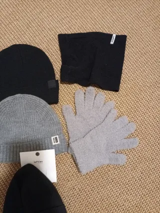 Set di cappelli, sciarpa e guanti invernali