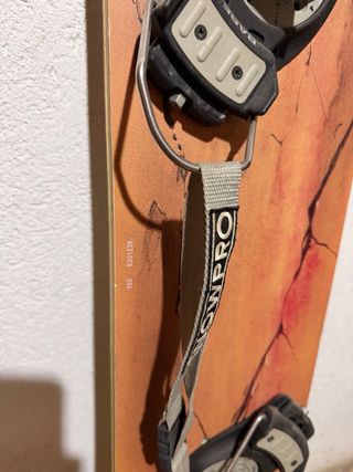 Tavola da snowboard con attacchi