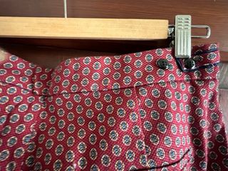 Pantalones burdeos geométricos