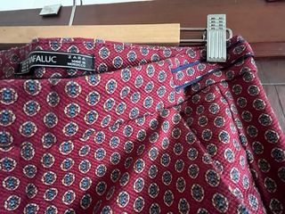 Pantalones burdeos geométricos