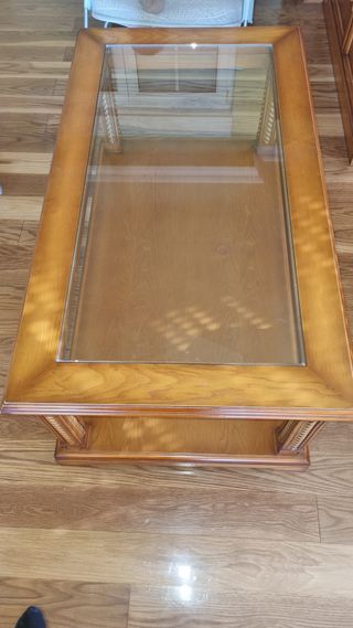 Mesa de madera y cristal