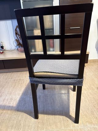 Sillas de madera con asiento de tela y  fundas