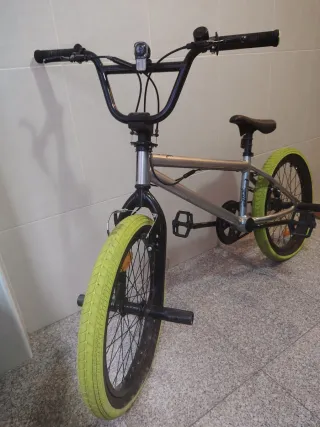 Bicicleta BMX Plata Neumáticos Verdes