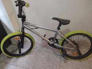 Bicicleta BMX Plata Neumáticos Verdes