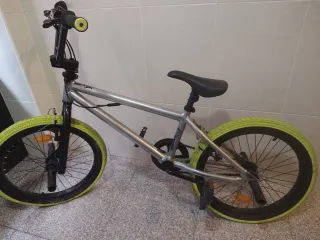 Bicicleta BMX Plata Neumáticos Verdes