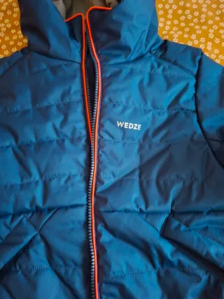 Chaqueta de nieve infantil azul y rosa. DECATHLON