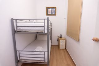 Litera metálica sin colchones o con colchones.