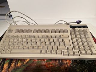 Teclado ordenador beige de ordenador de mesa