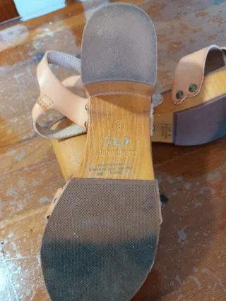 Sandalias beige con tiras cruzadas