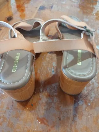 Sandalias beige con tiras cruzadas