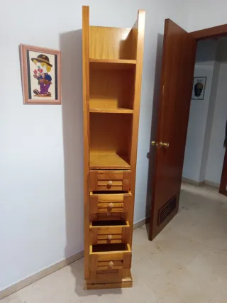 Estantería de madera con cajones