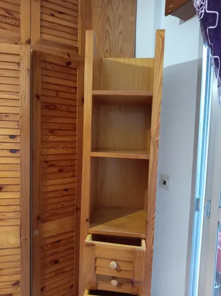 Estantería de madera con cajones