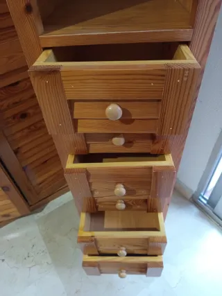 Estantería de madera con cajones