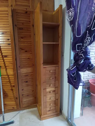 Estantería de madera con cajones