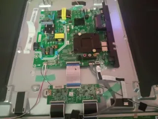 Placa base y altavoces seminuevos, con todo cables