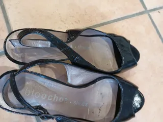 Sandalias de piel negras para mujer