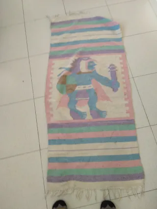 Alfombra tejida artesanalmente. 150 x 65 cm
