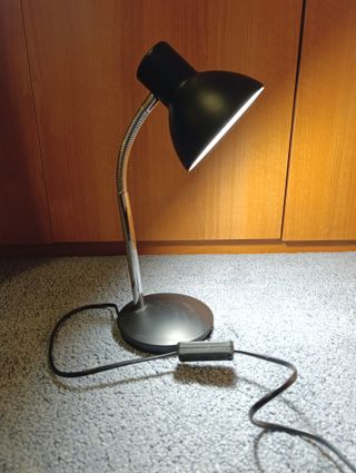 Lampada da tavolo flessibile nera metallo cromato