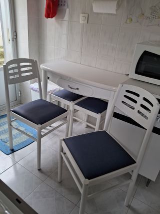 Mesa, 2 Sillas más 2 taburetes