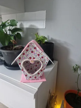 Casa de pájaros decorativa