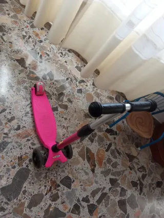 Monopattino rosa a 3 ruote