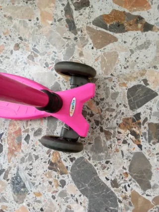Monopattino rosa a 3 ruote