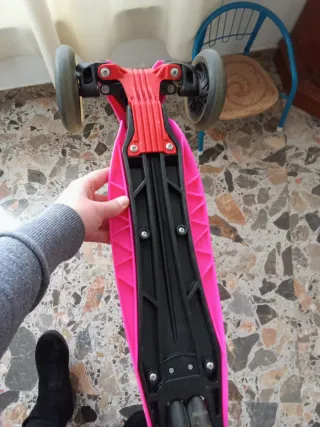 Monopattino rosa a 3 ruote